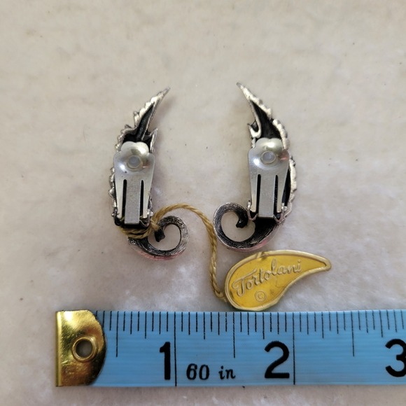 Vintage TORTOLANI Signed Feather Silver Tone Textured Clip On Earrings W/ Tag - Picture 3 of 3